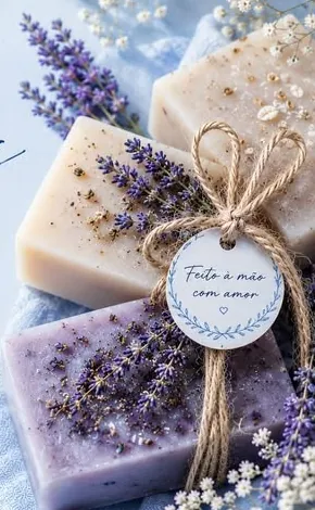 Sabonetes artesanais com ramos de lavanda, amarrados com barbante e tag escrita feito à mão com amor